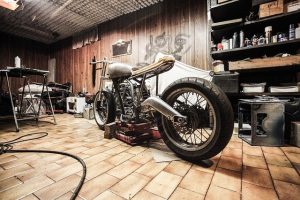 motocykl w garażu